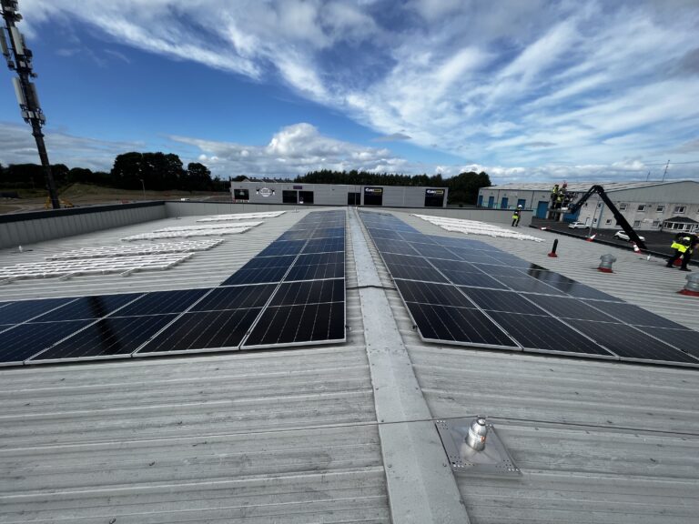 head-on-view-of-solar-array-with-installers-on-right-1-scaled